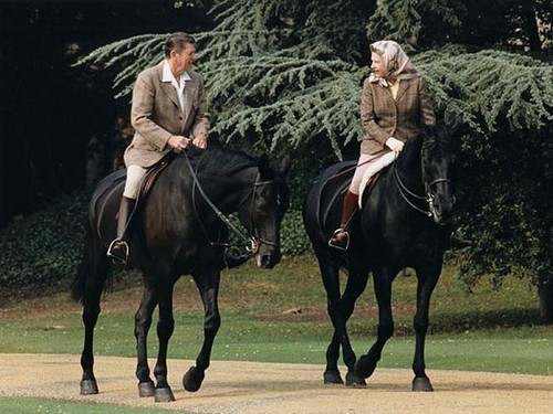  퀸 Elizabeth horseriding with President Reagan in 1982