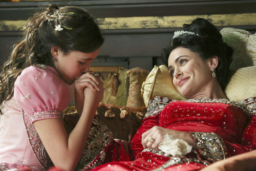  Snow White & her mother, Queen Eva