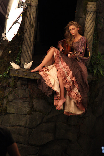  Taylor 迅速, スウィフト as Rapunzel Behind the Scenes