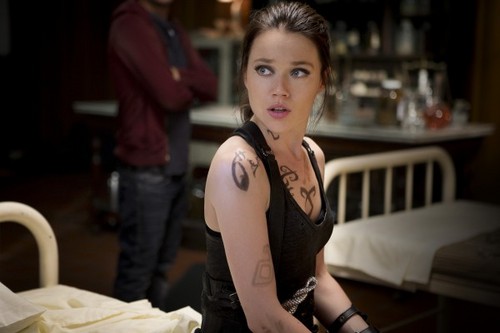  Full promotional picha for "The Mortal Instruments: City of Bones" movie! [Isabelle Lightwood]