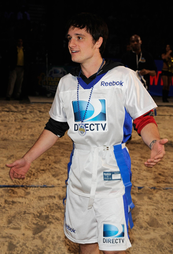  Josh Hutcherson at the DIRECTv Celebrity de praia, praia Bowl (2/2/2013)