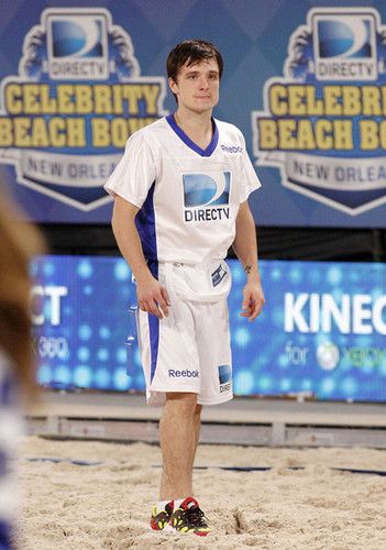  Josh Hutcherson at the DIRECTv Celebrity beach, pwani Bowl (2/2/2013)