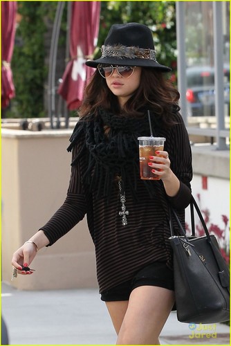  Selena Gomez Panera روٹی Pick Up - 02.02.2013 - Los Angeles