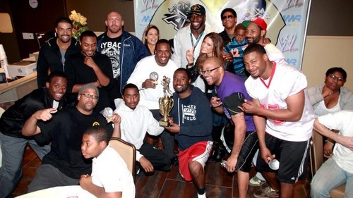  SUPERSTARS AND DIVAS VISIT THE FISHER HOUSE: تصاویر