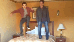  Dylan and Tyler jumping on a ベッド