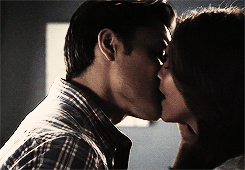  Ethan and Emma kiss 2x07