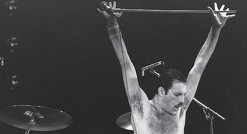  Freddie Mercury on stage