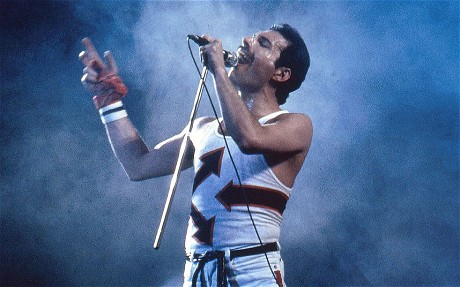  Freddie Mercury on stage