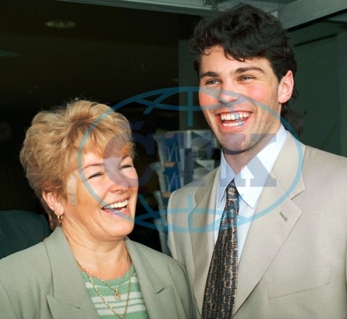  Jagr with mother 1999