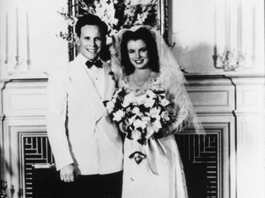  Marylin And First Husband, Jim Daughterty On Their Wedding दिन Back In 1942