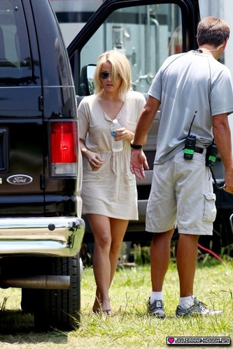  On set of 安全 Haven - 21/06/2012