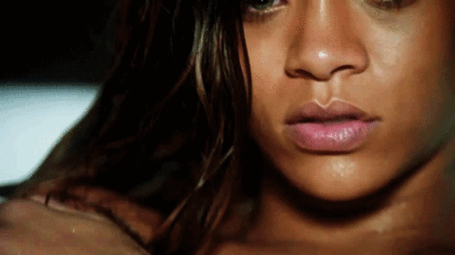  Rihanna in ‘Stay’ Muzik video