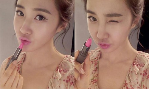  Yuri and her गुलाबी lips