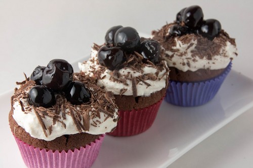  chocolate kers-, cherry cupcakes