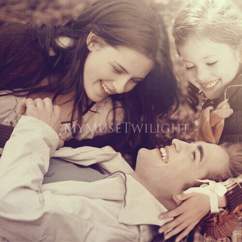  Bella, Edward and Renesmee