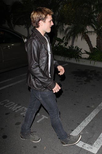  Josh out in LA with his mom (3/11/2013) [HQ]