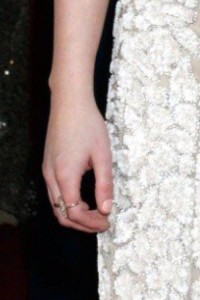  Kristen wearing Bella's engagement ring at the Oscars