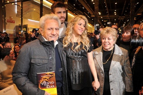  Pregnant Shakira and her parents