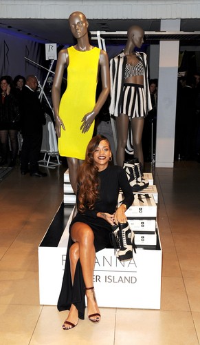  Rihanna – “River Island” Store Launch in Londra Pictures