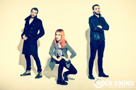  Rock Sound posted some mais fotografias from their cover shoot with paramore