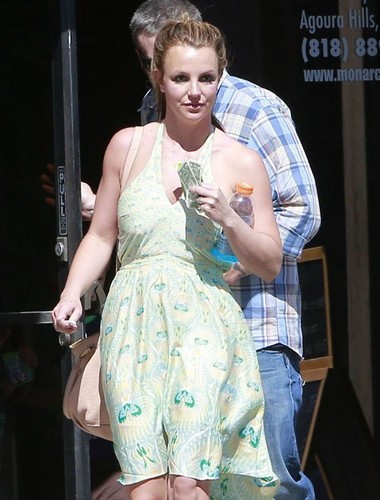  Britney out in Thousand Oaks