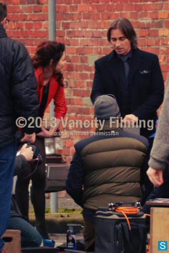 Emilie de Ravin and Robert Carlyle on set