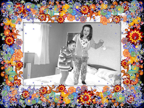  Jumpin' on the ベッド wiv my lil sis xx