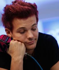  Louis Tomlinson dyes his hair red for charity <3