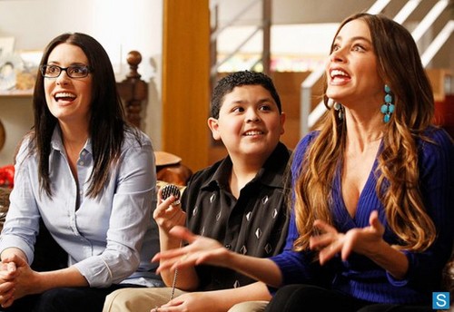  Promo Pic- 4x20, Paget on Modern Family