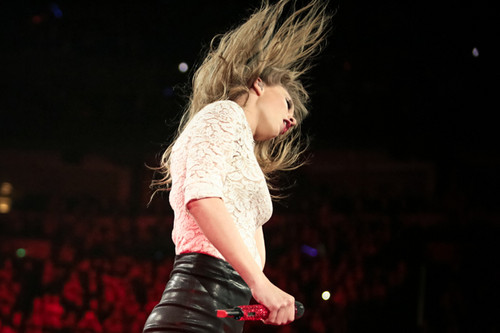  Taylor Swif-Red Tour In omaha .