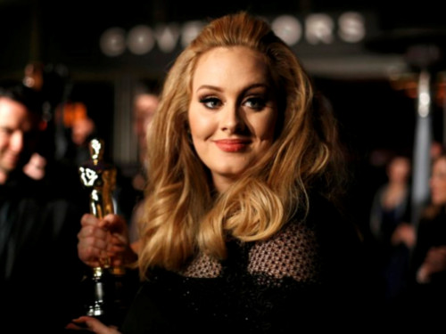  Adele with the Oscar