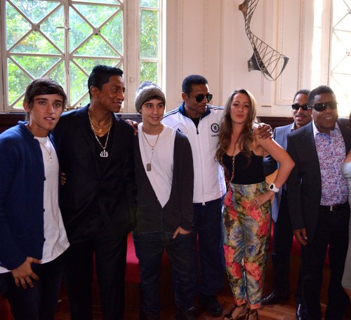  beau brooks and jai brooks with the jacksons and estelle landy from big brother