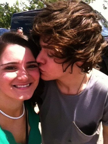 harry kissing a directioner