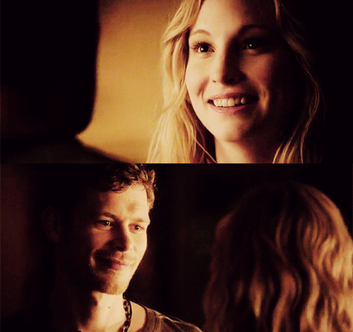  Caroline Forbes and Klaus Mikaelson in American Gô tích [4x18]