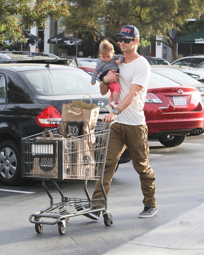 Chris Hemsworth and His Daughter 