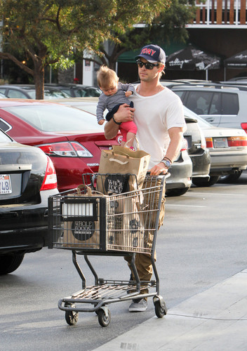  Chris Hemsworth and His Daughter
