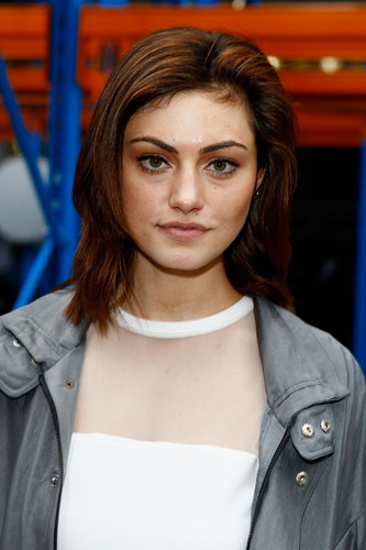  Phoebe Tonkin attends the Christopher Esber 显示 during Mercedes-Benz Fashion Week Australia