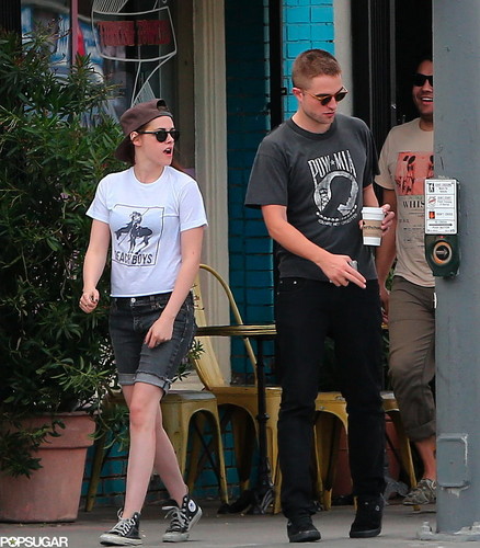  Rob and Kristen out in LA (4th April 2013) with フレンズ and holding hands.