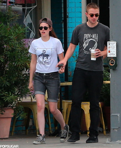  Rob and Kristen out in LA (4th April 2013) with دوستوں and holding hands.