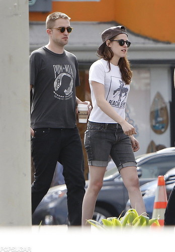 Rob and Kristen out in LA (4th April 2013) with friends and holding hands.