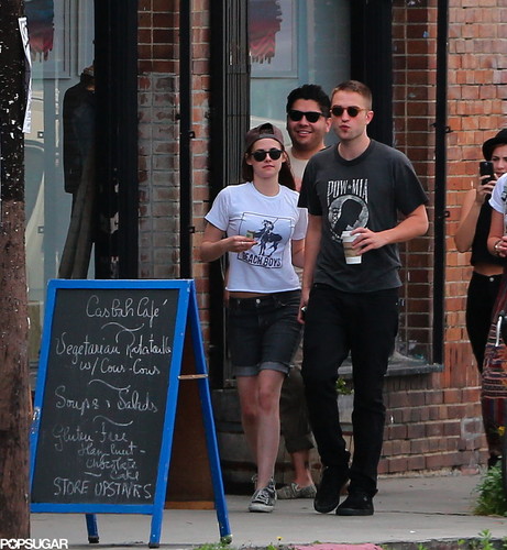  Rob and Kristen out in LA (4th April 2013) with 老友记 and holding hands.