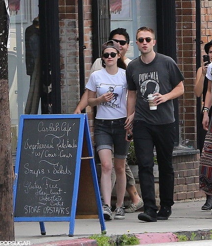  Rob and Kristen out in LA (4th April 2013) with 프렌즈 and holding hands.
