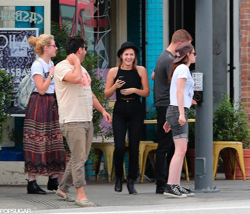 Rob and Kristen out in LA (4th April 2013) with フレンズ and holding hands.