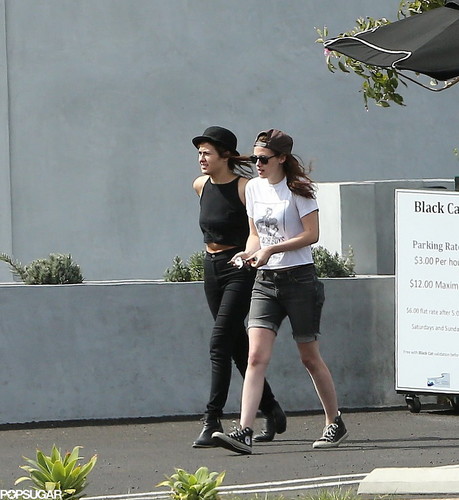  Rob and Kristen out in LA (4th April 2013) with Друзья and holding hands.