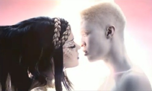 Shaun Ross in Katy Perry video ET feat Kanye West. (SCREENCAPS)