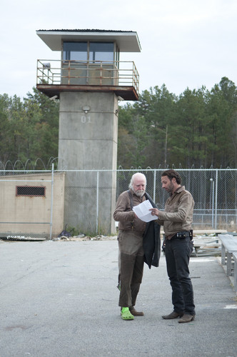  The Walking Dead - 3x16 - Welcome to the Tombs - Behind the Scenes