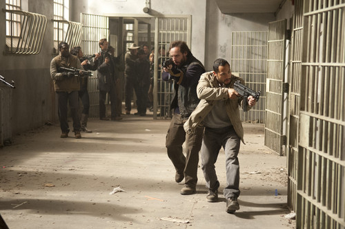  The Walking Dead - 3x16 - Welcome to the Tombs