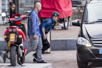  [April 14] Leaving the ‘Hermitage Museum’ and getting into his car in Amsterdam + Selfies
