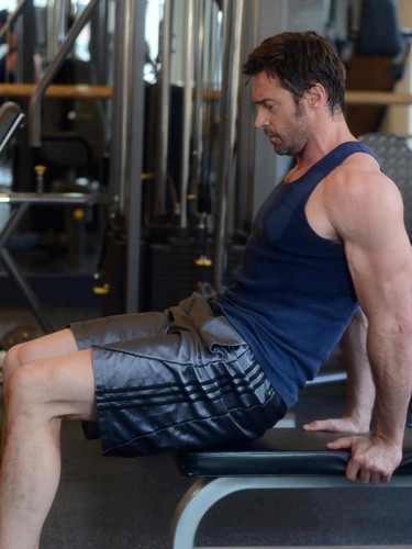  Hugh Jackman: Bulging Biceps Workout!