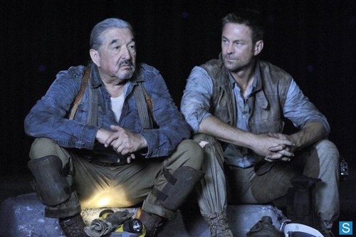  Defiance - Episode 1.02 - Down in the Ground Where the Dead Men Go - Promotional foto's